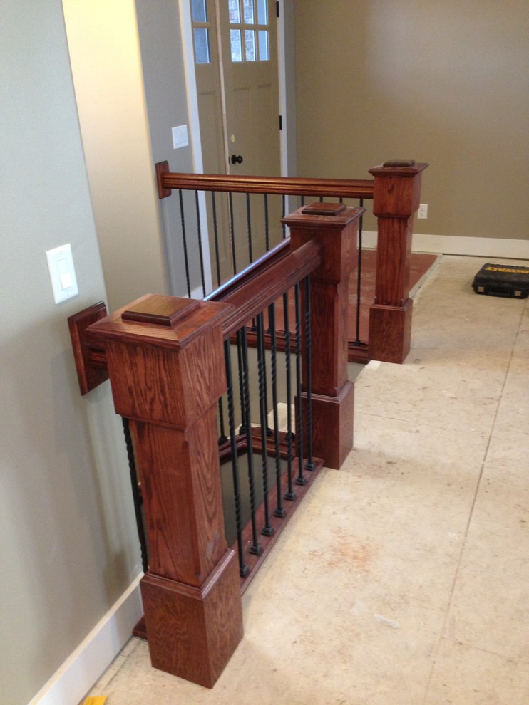 Große Klassische Treppe in U-Form mit Teppich-Treppenstufen und Teppich-Setzstufen in Cedar Rapids
