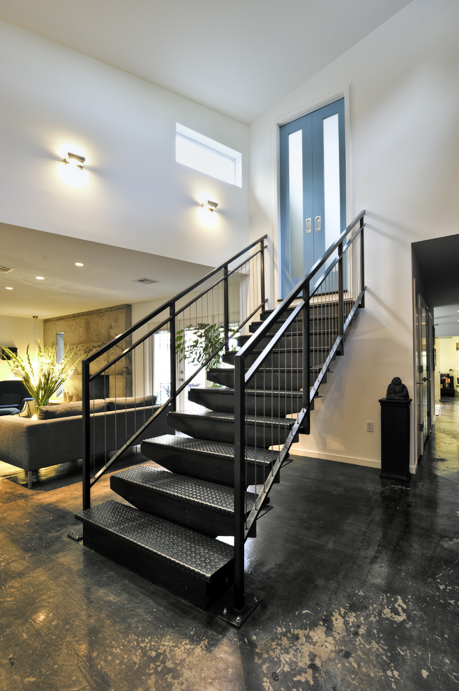 Пример оригинального дизайна: прямая лестница в стиле лофт с металлическими ступенями