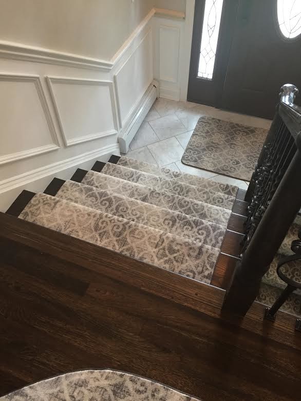 Пример оригинального дизайна: прямая деревянная лестница среднего размера в классическом стиле с ступенями с ковровым покрытием
