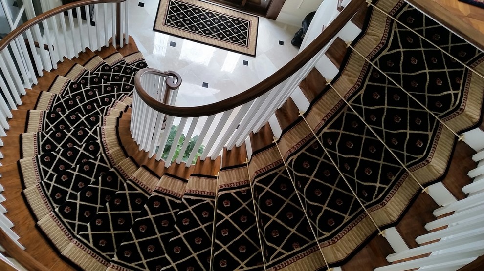 Gewendelte, Mittelgroße Klassische Holztreppe mit gebeizten Holz-Setzstufen in Tampa