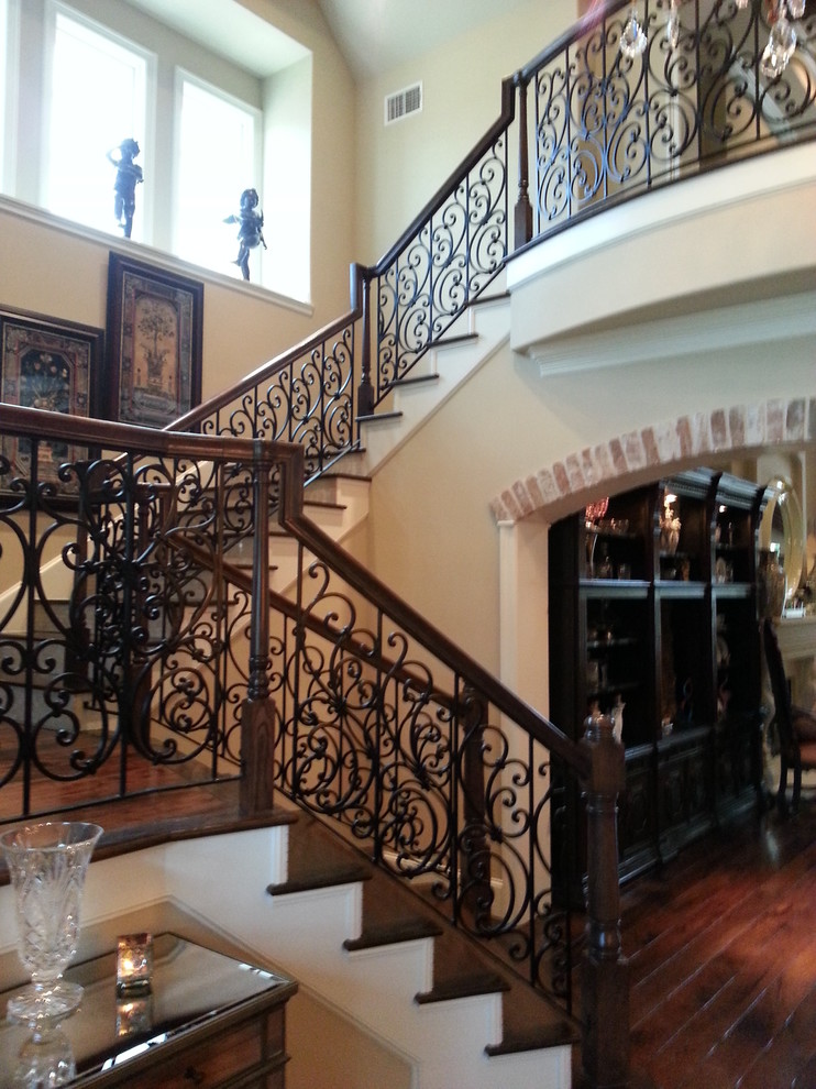 Foto de escalera en U de estilo americano grande con escalones de madera pintada y contrahuellas de madera pintada