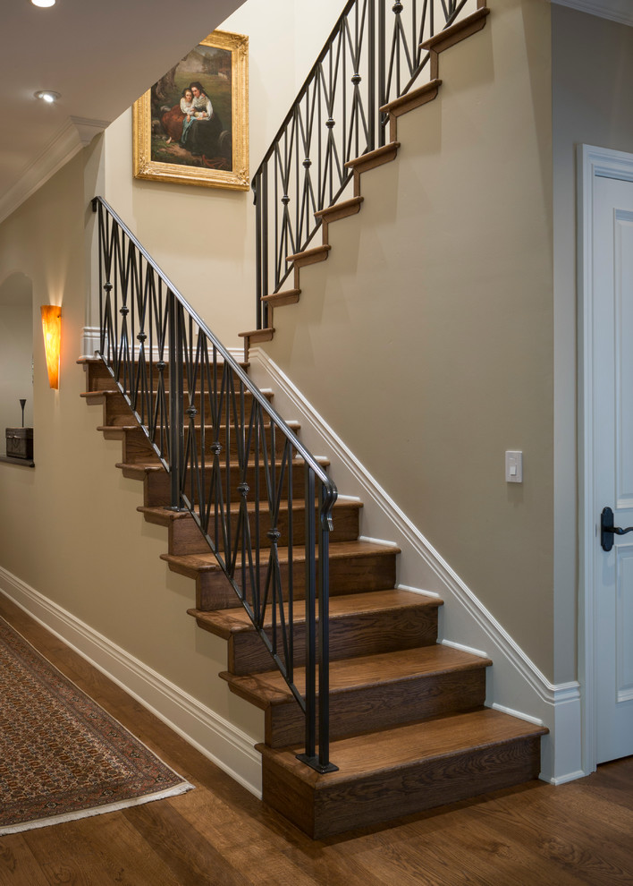 Источник вдохновения для домашнего уюта: большая п-образная деревянная лестница в классическом стиле с деревянными ступенями