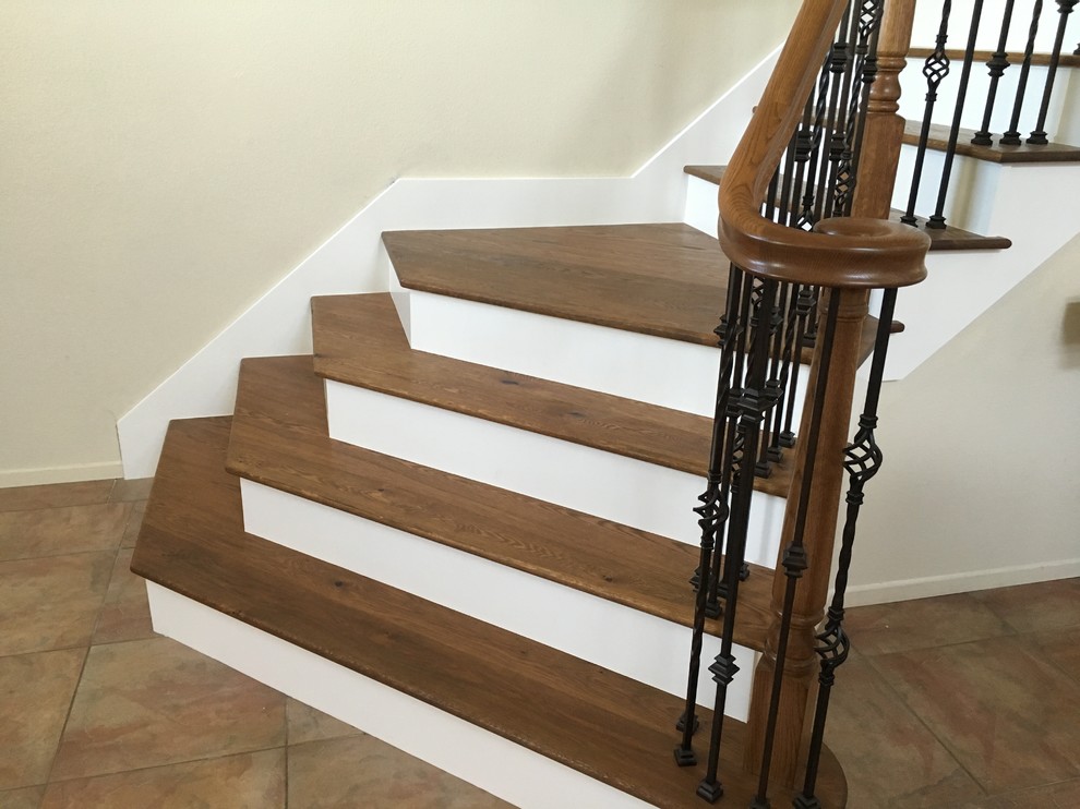 Ejemplo de escalera en L clásica grande con escalones de madera y contrahuellas de madera pintada