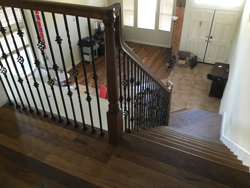 Источник вдохновения для домашнего уюта: большая угловая лестница в классическом стиле с деревянными ступенями и крашенными деревянными подступенками