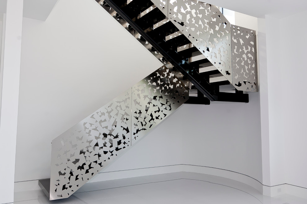 На фото: большая металлическая лестница на больцах в стиле модернизм с ступенями из плитки