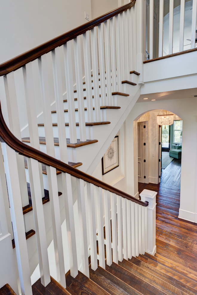 Modelo de escalera de estilo americano con escalones de madera y contrahuellas de madera pintada