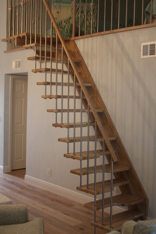Идея дизайна: маленькая прямая лестница в морском стиле с деревянными ступенями без подступенок для на участке и в саду