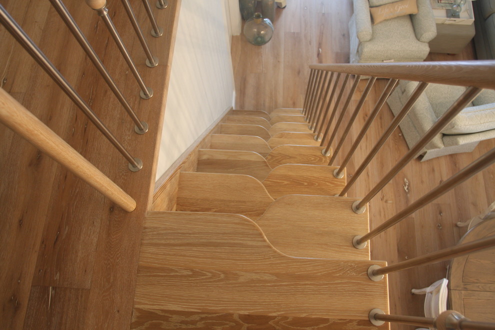 На фото: маленькая лестница в морском стиле с деревянными ступенями без подступенок для на участке и в саду с