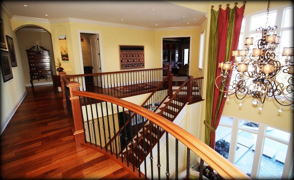 Ejemplo de escalera clásica con escalones de madera y contrahuellas de madera pintada