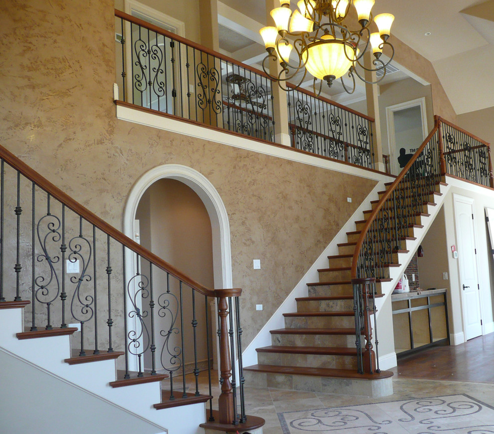 На фото: большая прямая лестница в классическом стиле с деревянными ступенями, подступенками из плитки и деревянными перилами