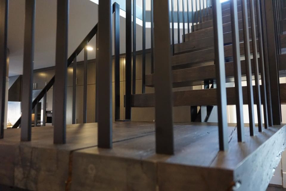 Свежая идея для дизайна: угловая металлическая лестница в стиле модернизм с деревянными ступенями - отличное фото интерьера