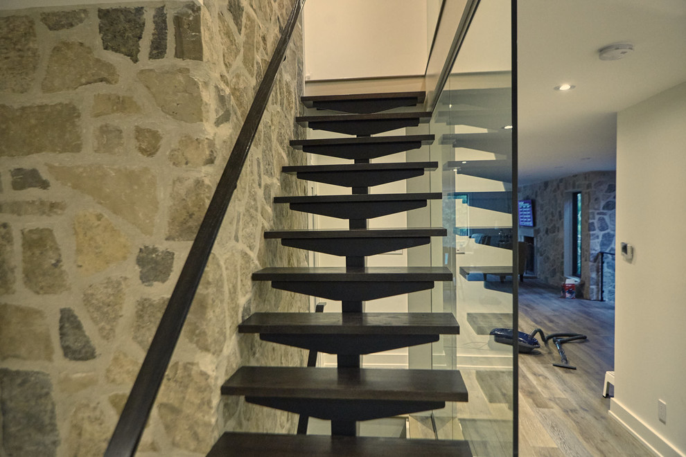 На фото: прямая лестница среднего размера в стиле модернизм с крашенными деревянными ступенями и металлическими перилами без подступенок
