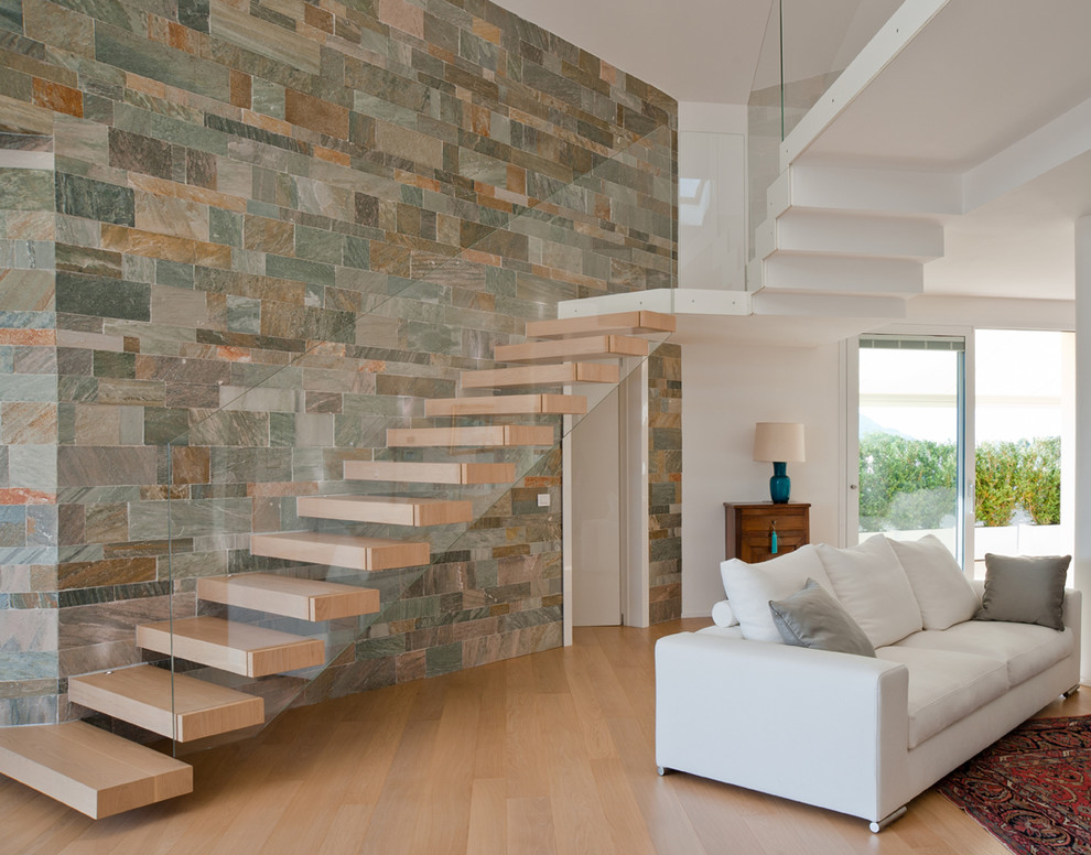 Diseño de escalera suspendida contemporánea sin contrahuella con escalones de madera y barandilla de vidrio