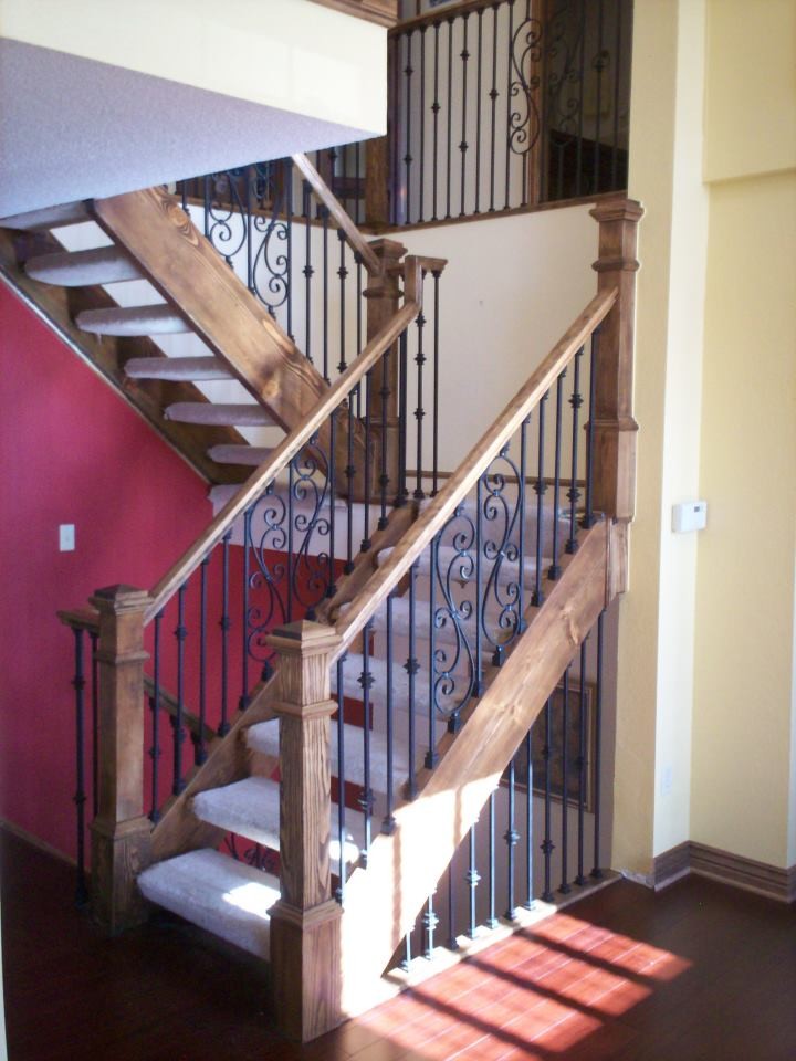 Cette image montre un escalier sans contremarche traditionnel en U de taille moyenne avec des marches en moquette et un garde-corps en matériaux mixtes.