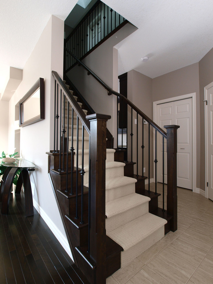 На фото: прямая деревянная лестница среднего размера в стиле неоклассика (современная классика) с деревянными ступенями и металлическими перилами