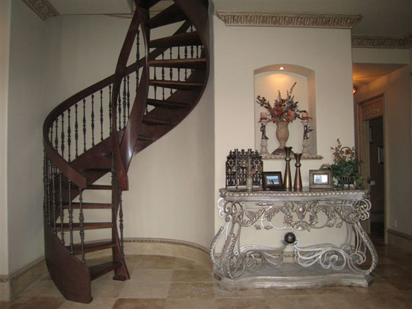 Foto de escalera suspendida de estilo americano con escalones de madera