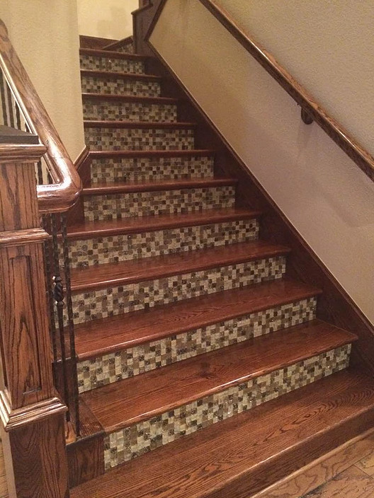 Imagen de escalera en L clásica de tamaño medio con escalones de madera, contrahuellas con baldosas y/o azulejos y barandilla de madera