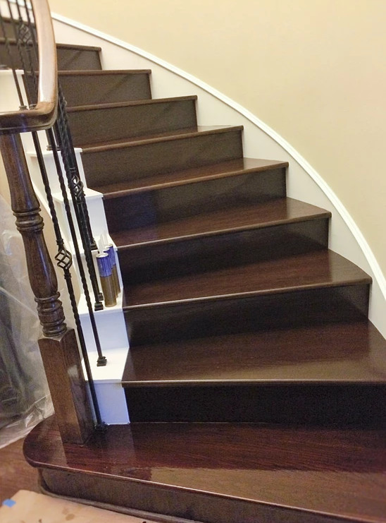 Idées déco pour un escalier courbe classique de taille moyenne avec des marches en bois, des contremarches en bois et un garde-corps en bois.