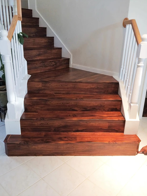 Aménagement d'un escalier courbe classique de taille moyenne avec des marches en bois, des contremarches en bois et un garde-corps en bois.