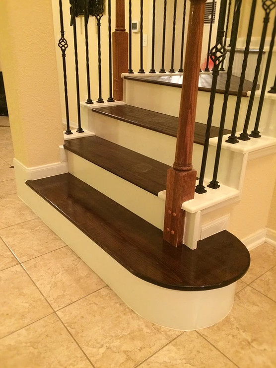 Стильный дизайн: изогнутая лестница среднего размера в классическом стиле с деревянными ступенями, крашенными деревянными подступенками и металлическими перилами - последний тренд