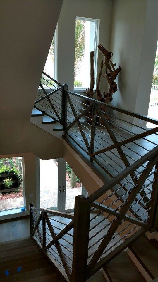 На фото: прямая лестница среднего размера в стиле кантри с деревянными ступенями, крашенными деревянными подступенками и перилами из смешанных материалов