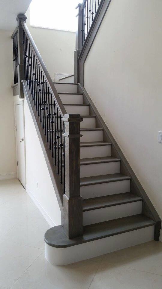Foto de escalera en U clásica de tamaño medio con escalones de madera, contrahuellas de madera pintada y barandilla de varios materiales