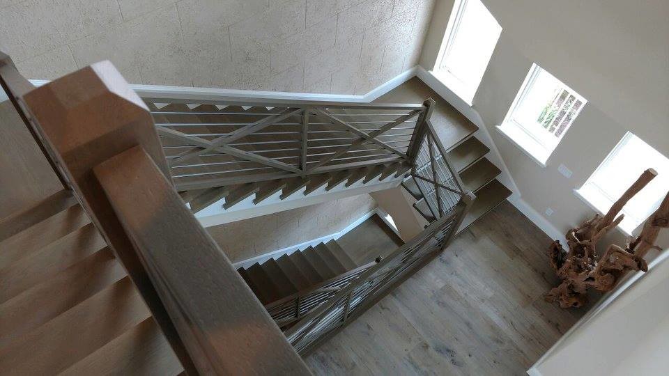Пример оригинального дизайна: прямая лестница среднего размера в стиле кантри с деревянными ступенями, крашенными деревянными подступенками и перилами из смешанных материалов