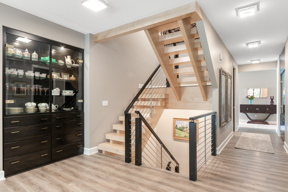 Cette photo montre un petit escalier flottant tendance avec des marches en bois, des contremarches en bois et un garde-corps en matériaux mixtes.