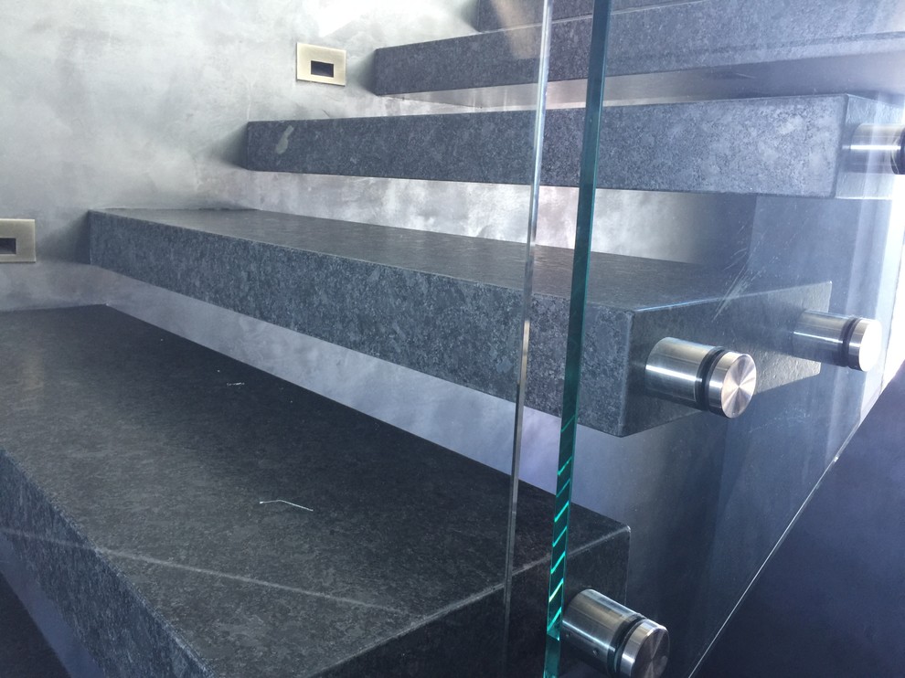 Schwebende Industrial Treppe mit offenen Setzstufen in Toronto