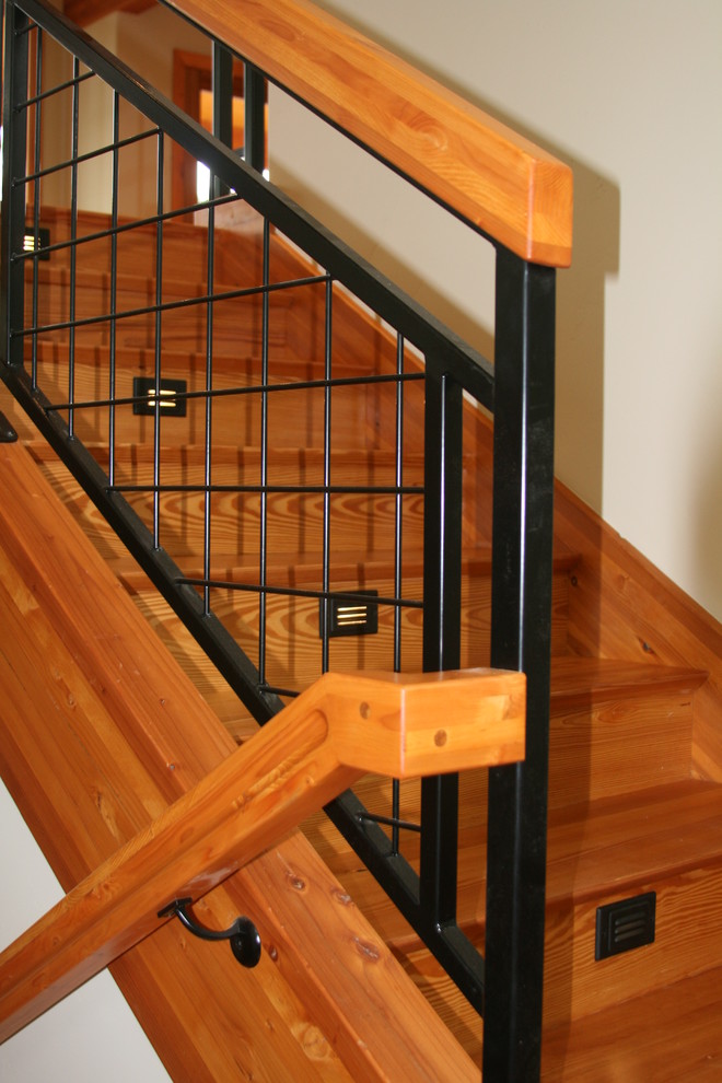Idée de décoration pour un petit escalier chalet en U avec des marches en bois et des contremarches en bois.