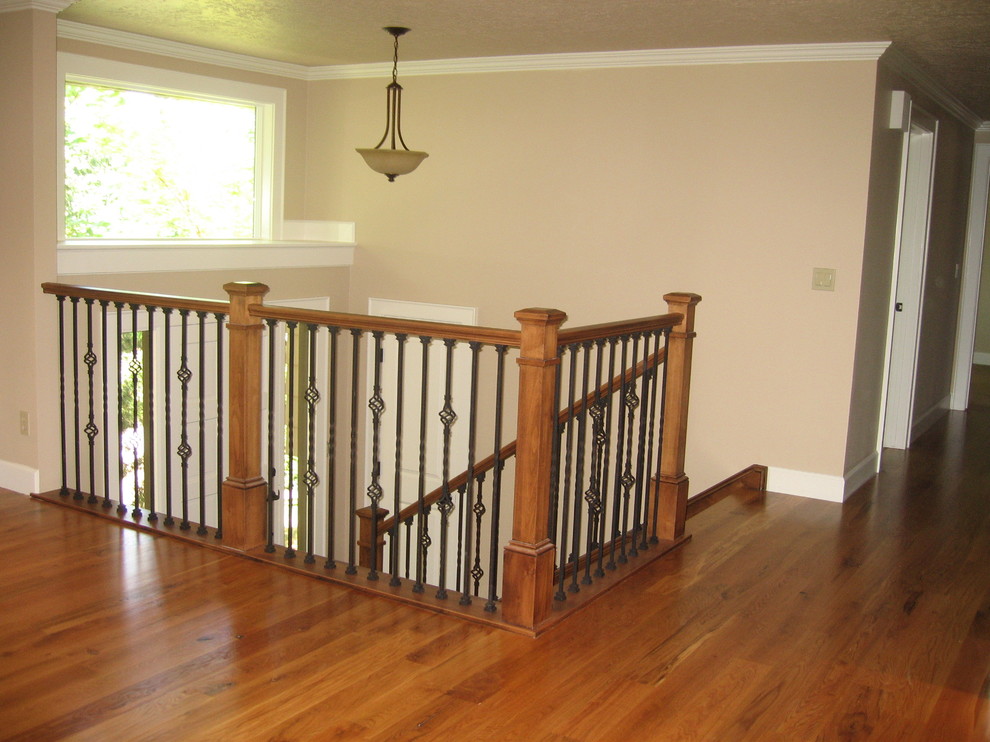 Klassische Treppe mit Teppich-Treppenstufen und Teppich-Setzstufen in Boise