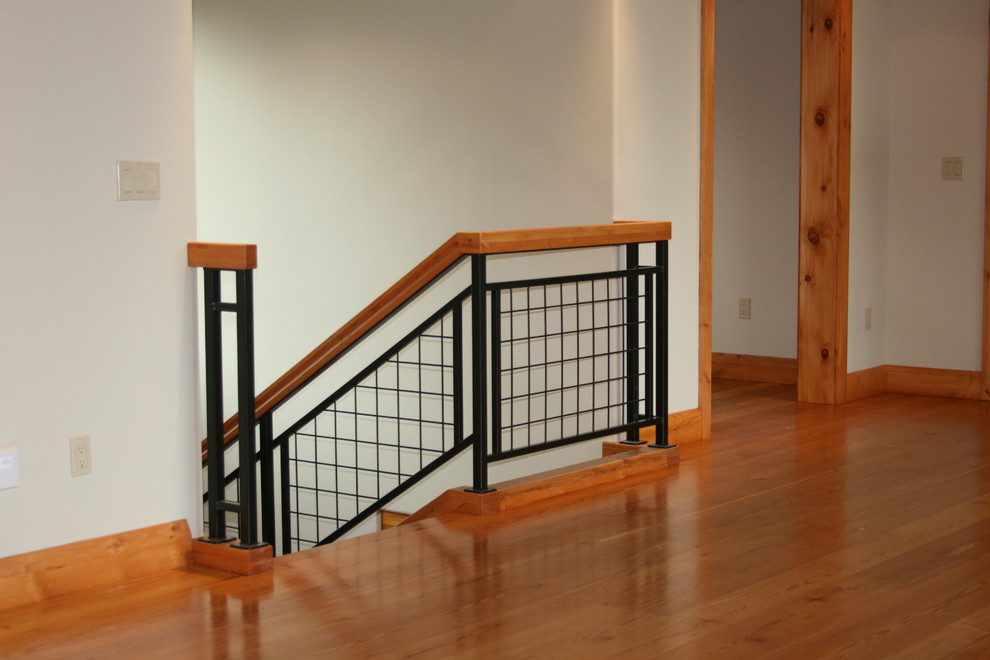 Idée de décoration pour un escalier en U avec des marches en bois et des contremarches en bois.