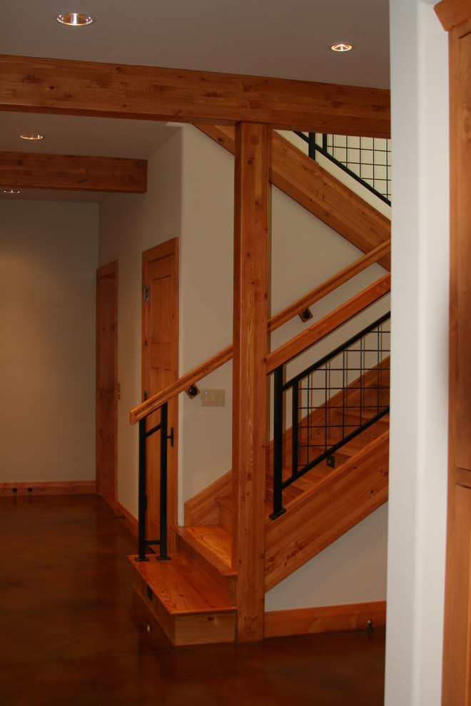 Ejemplo de escalera en U rústica pequeña con escalones de madera y contrahuellas de madera