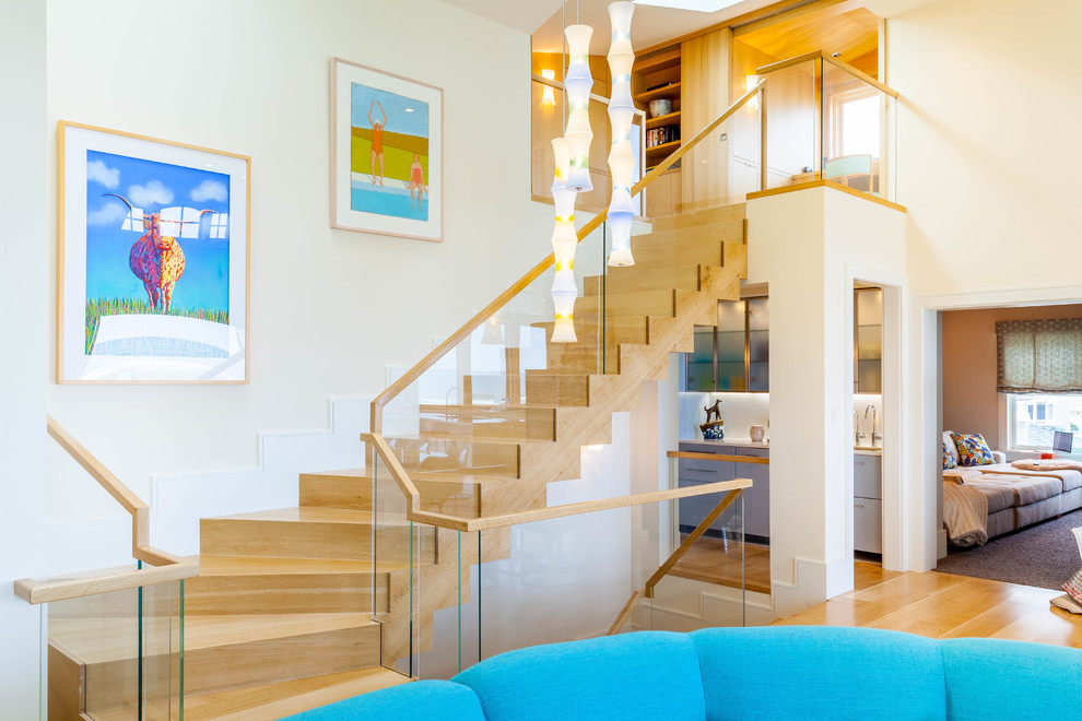 Idée de décoration pour un escalier design en L avec des marches en bois et des contremarches en bois.
