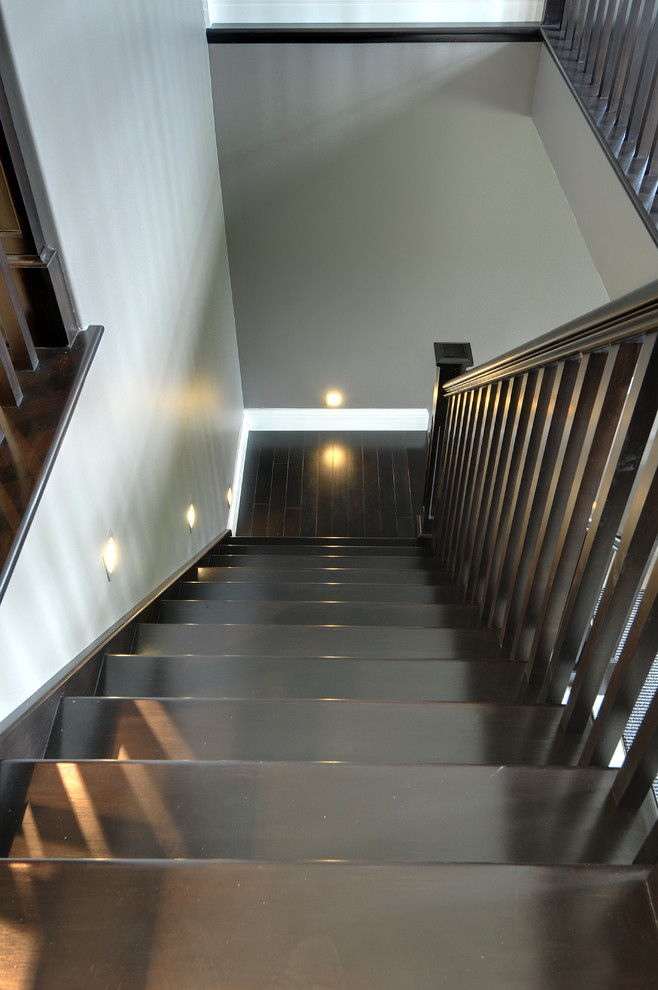 Идея дизайна: прямая деревянная лестница среднего размера в стиле модернизм с деревянными ступенями