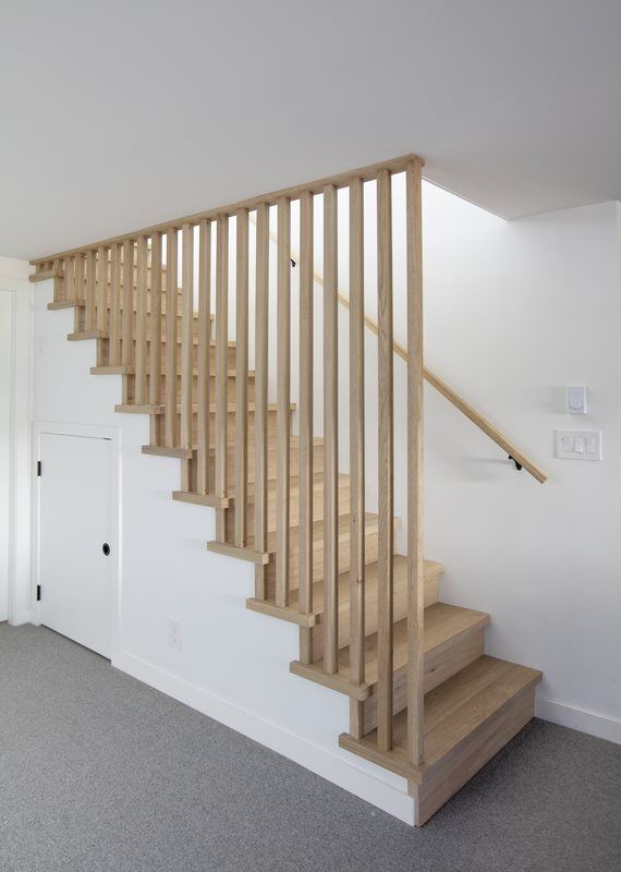 Стильный дизайн: прямая деревянная лестница среднего размера в стиле модернизм с деревянными ступенями и деревянными перилами - последний тренд