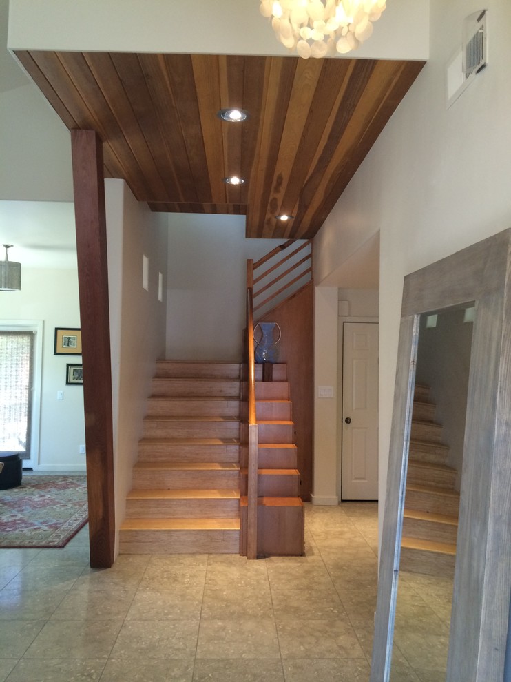 Mittelgroße Moderne Holztreppe in L-Form mit Holz-Setzstufen in San Diego
