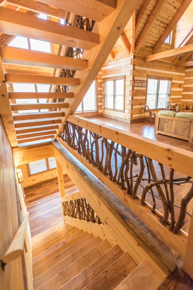 Idéer för att renovera en stor rustik rak trappa i trä, med öppna sättsteg och räcke i trä