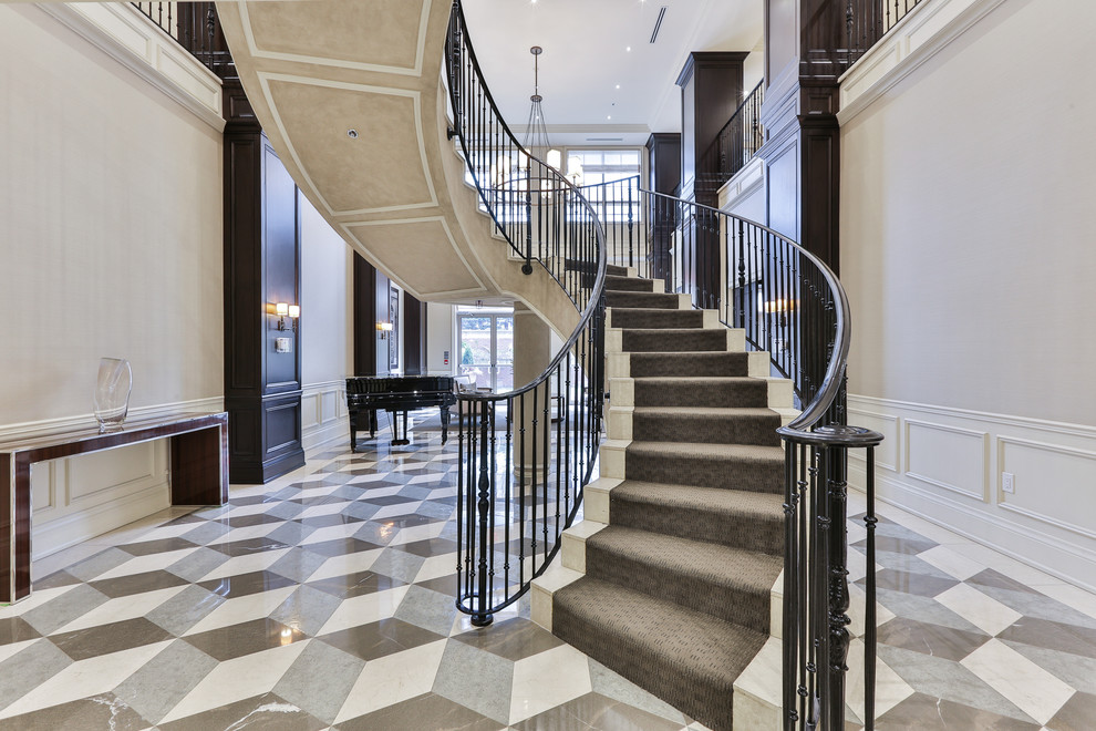 Пример оригинального дизайна: изогнутая лестница среднего размера в стиле неоклассика (современная классика) с ступенями из плитки, подступенками из плитки и металлическими перилами