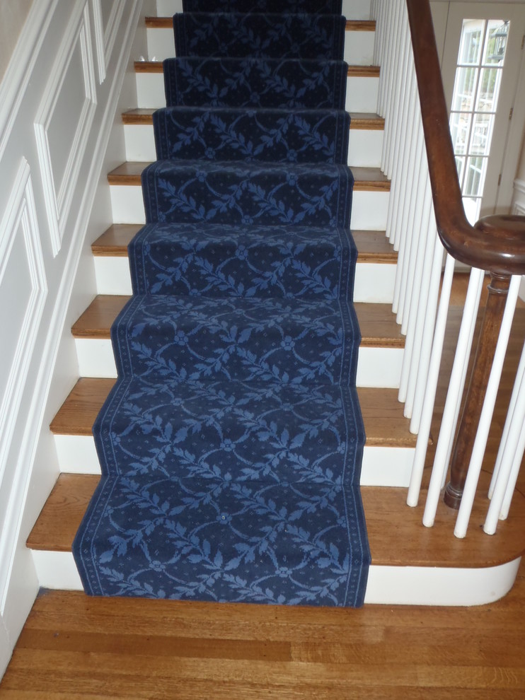 На фото: прямая лестница среднего размера в стиле неоклассика (современная классика) с ступенями с ковровым покрытием и ковровыми подступенками