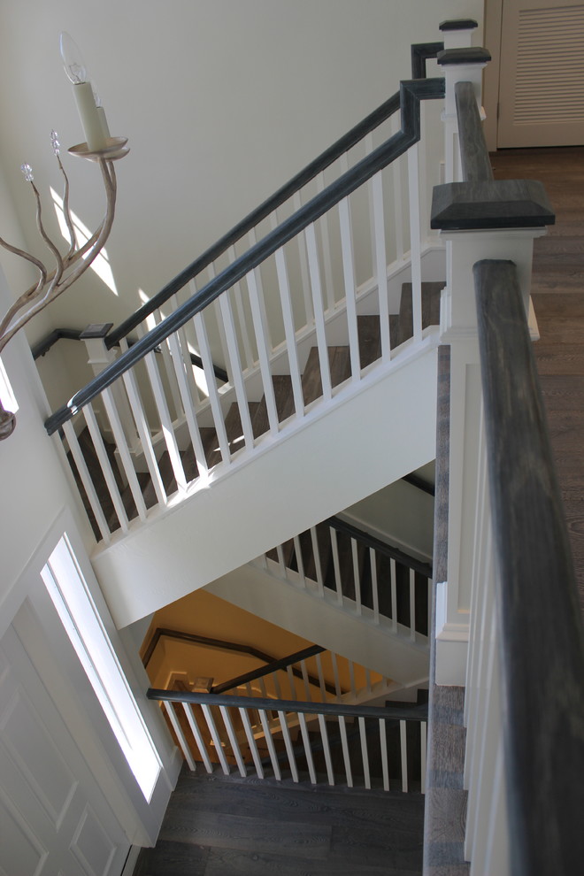 Идея дизайна: большая лестница в морском стиле с деревянными перилами