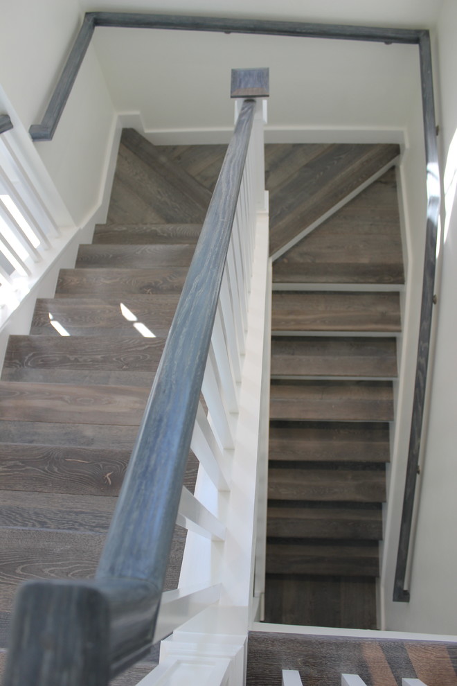 Diseño de escalera costera grande con barandilla de madera