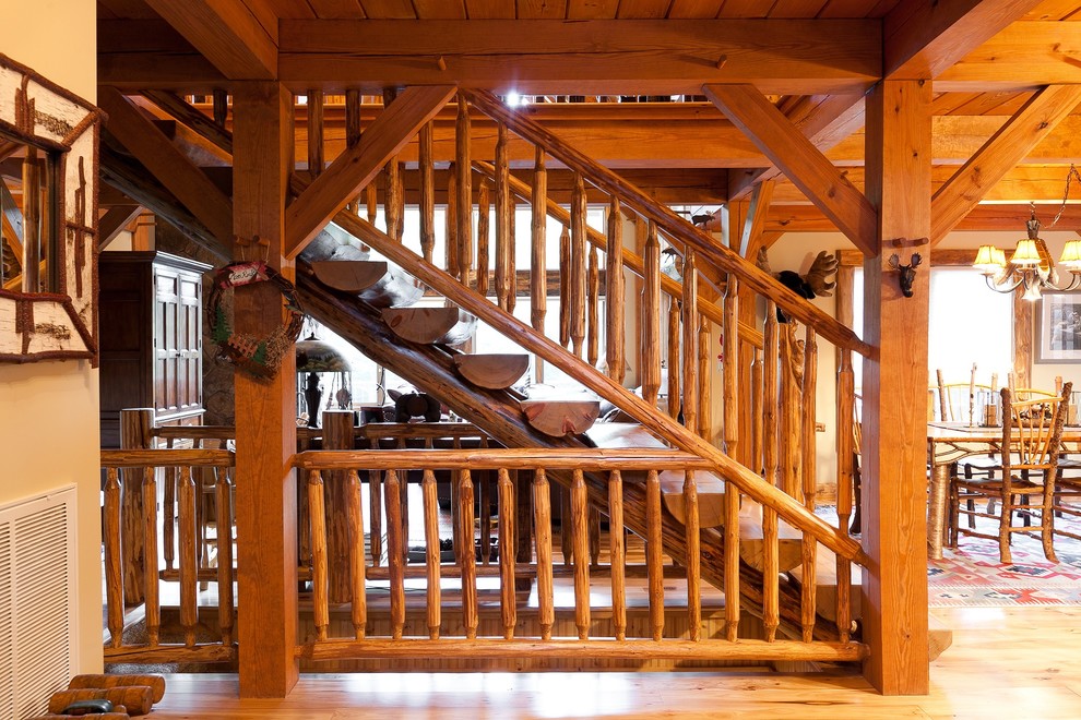 Aménagement d'un escalier montagne avec des marches en bois.