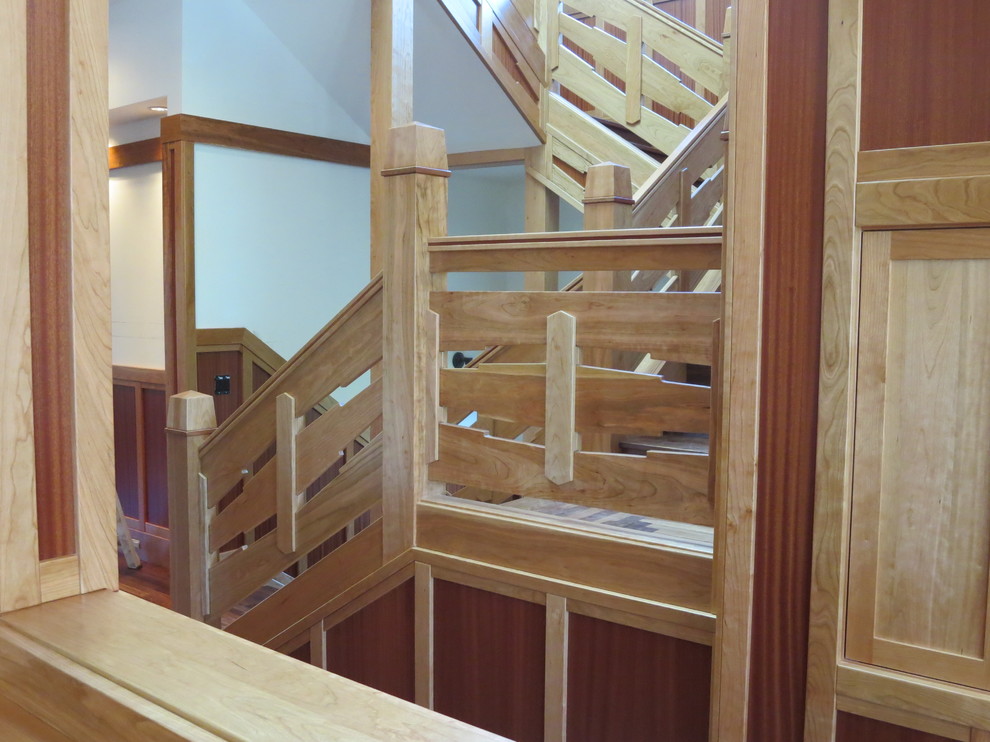 На фото: деревянная лестница в стиле кантри с деревянными ступенями с