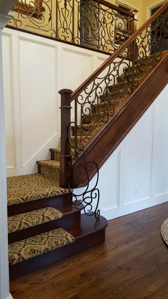 Cette image montre un escalier traditionnel en L de taille moyenne avec des marches en moquette et des contremarches en bois.