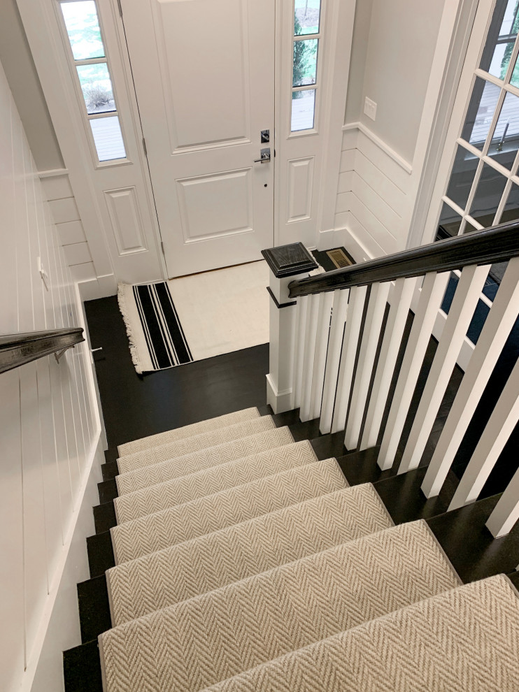 Свежая идея для дизайна: большая угловая лестница с ступенями с ковровым покрытием - отличное фото интерьера