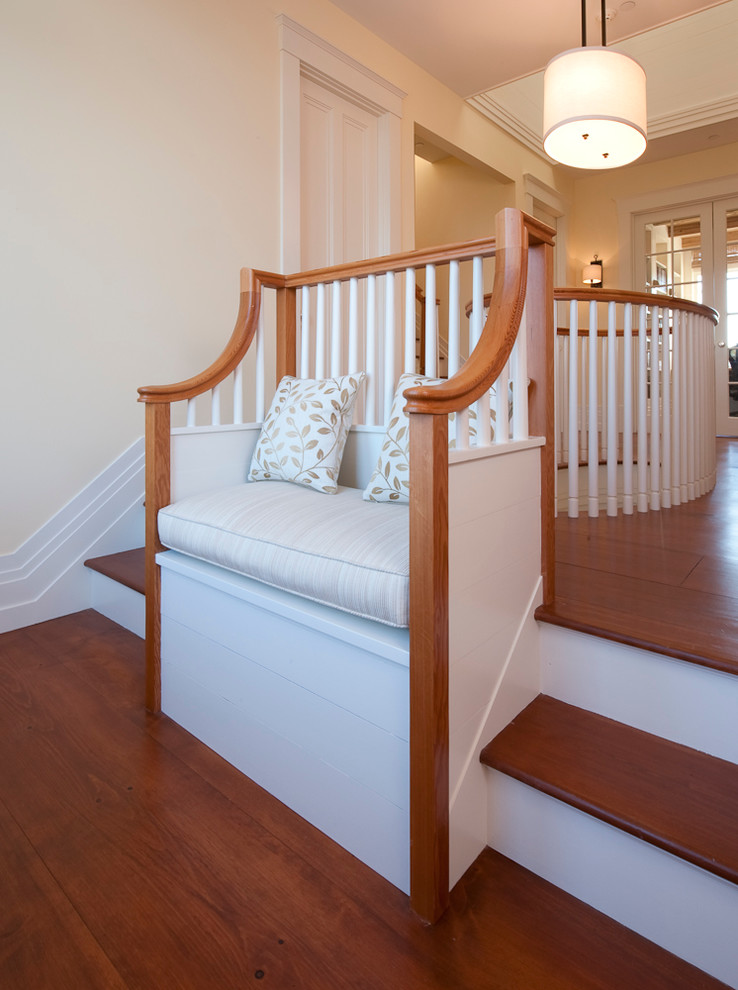 Свежая идея для дизайна: прямая лестница в классическом стиле с деревянными ступенями - отличное фото интерьера