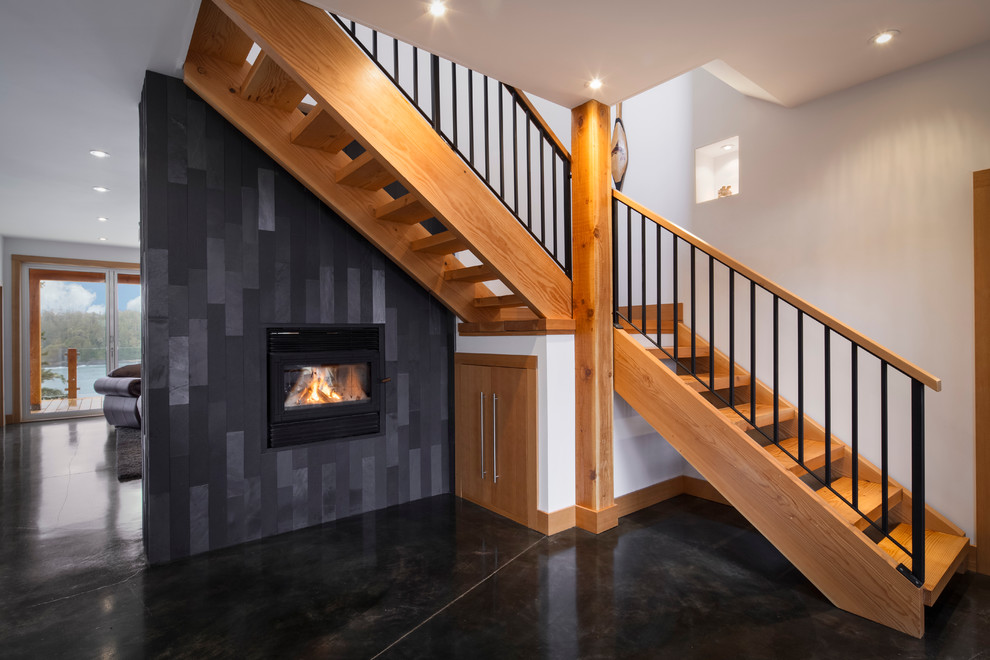 Idée de décoration pour un escalier sans contremarche design avec des marches en bois et rangements.