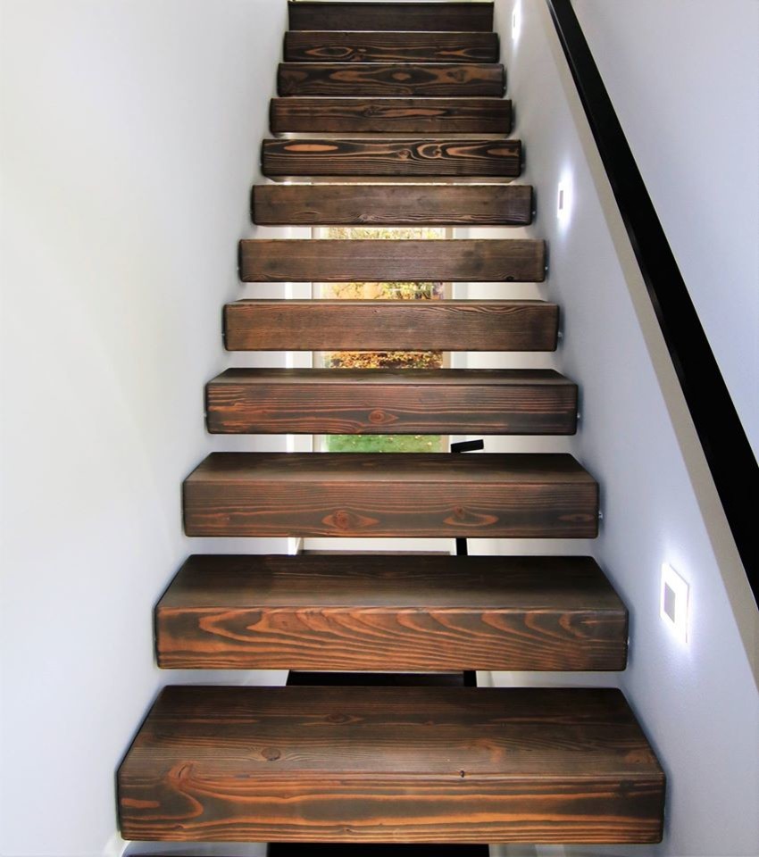 Cette image montre un escalier sans contremarche droit design de taille moyenne avec des marches en bois.