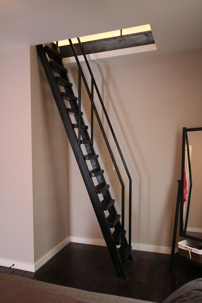 Diseño de escalera recta tradicional renovada pequeña sin contrahuella con escalones de metal